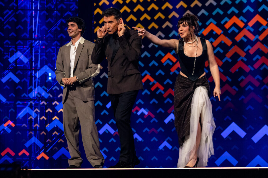 Javier Ambrossi, Jesús Vázquez e Inés Hernand en la primera semifinal del Benidorm Fest 2026, Palau d’Esports l’Illa de Benidorm | Foto: Iván Trejo
