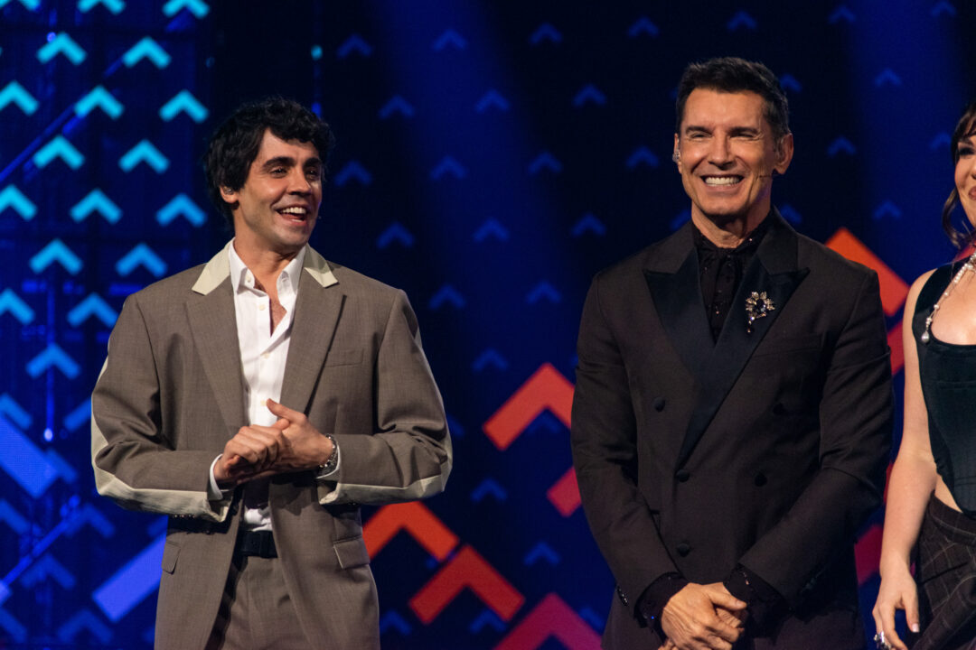 Javier Ambrossi y Jesús Vázquez en la primera semifinal del Benidorm Fest 2026, Palau d’Esports l’Illa de Benidorm | Foto: Iván Trejo