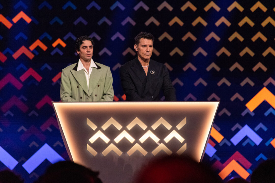 Javier Ambrossi y Jesús Vázquez en la segunda semifinal del Benidorm Fest 2026, Palau d’Esports l’Illa de Benidorm | Foto: Iván Trejo