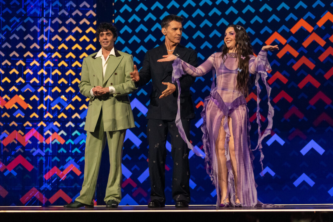 Javier Ambrossi, Jesús Vázquez e Inés Hernand en la segunda semifinal del Benidorm Fest 2026, Palau d’Esports l’Illa de Benidorm | Foto: Iván Trejo
