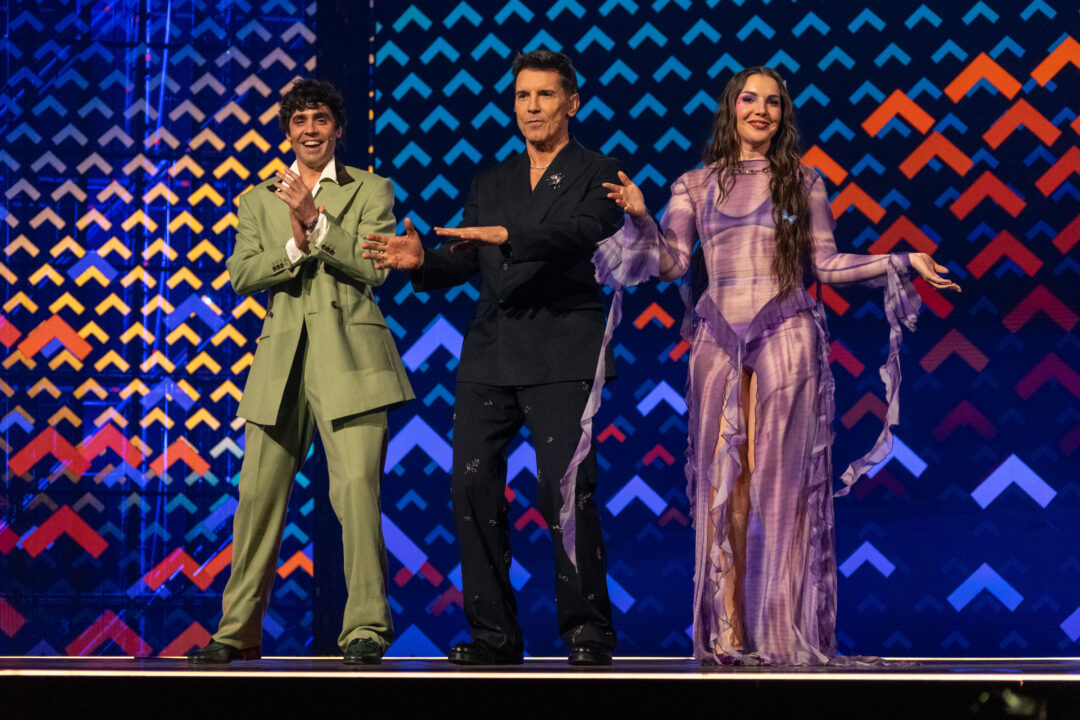 Javier Ambrossi, Jesús Vázquez e Inés Hernand en la segunda semifinal del Benidorm Fest 2026, Palau d’Esports l’Illa de Benidorm | Foto: Iván Trejo