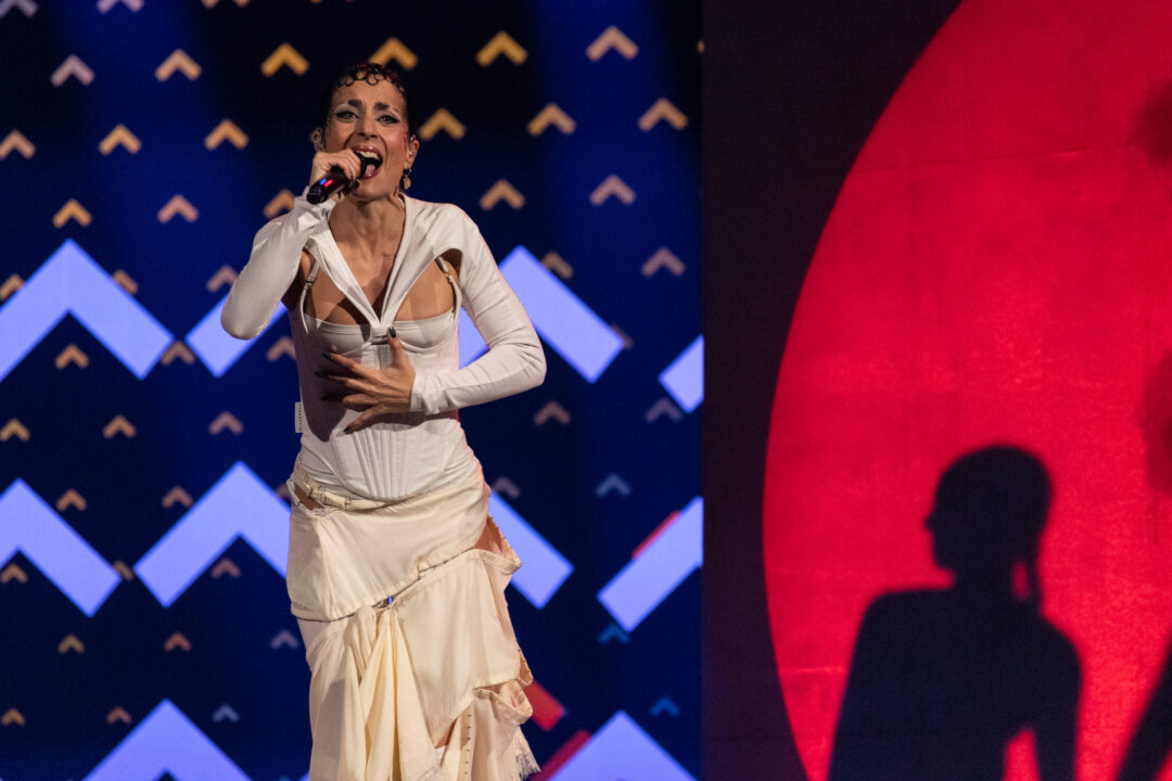 Rosalinda Galán en la segunda semifinal del Benidorm Fest 2026, Palau d’Esports l’Illa de Benidorm | Foto: Iván Trejo