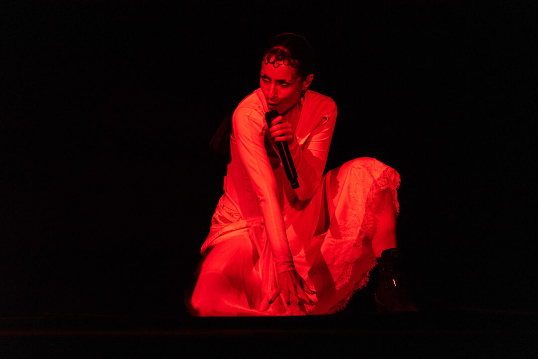 Rosalinda Galán en la segunda semifinal del Benidorm Fest 2026, Palau d’Esports l’Illa de Benidorm | Foto: Iván Trejo