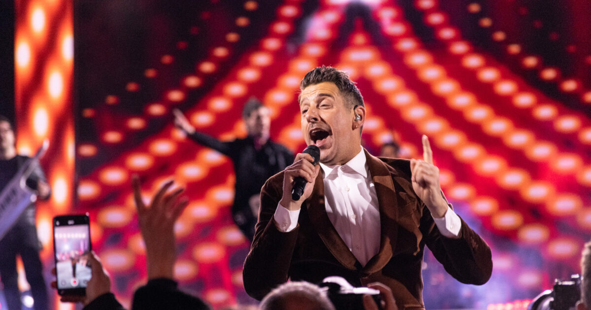 Actuación de Francesco Gabbani en el Suzuki Stage de Sanremo 2026 | Foto: Iván Trejo / ESCplus
