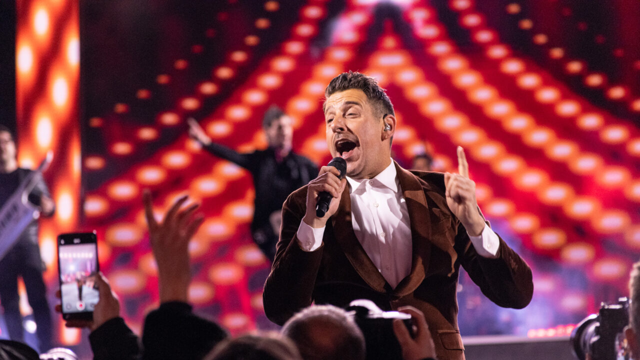 Actuación de Francesco Gabbani en el Suzuki Stage de Sanremo 2026 | Foto: Iván Trejo / ESCplus