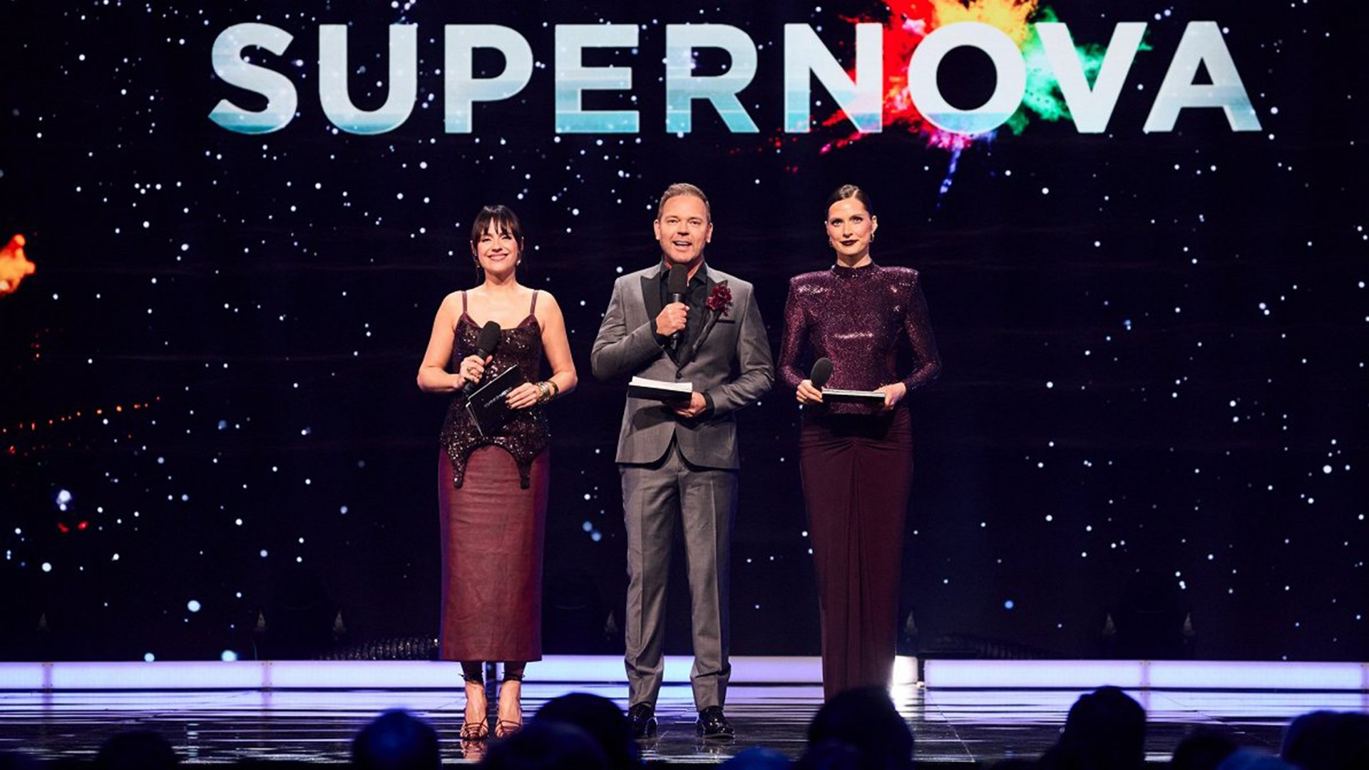 Māra Sleja, Lauris Reiniks y Ketija Šēnberga, presentadores del Supernova 2026 | Imagen: Lauris Vīksne - LSM