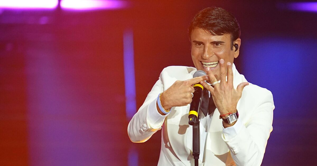 Sal Da Vinci canta “Per sempre sì” en la final del Festival de Sanremo 2026. Foto: RAI