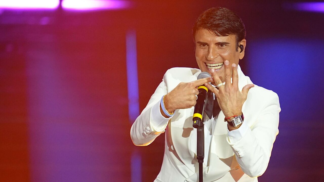 Sal Da Vinci canta “Per sempre sì” en la final del Festival de Sanremo 2026. Foto: RAI
