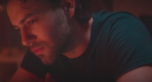 Agoney estrena «Algún día», una emotiva balada sobre un amor clandestino que nunca pudo vivirse en libertad