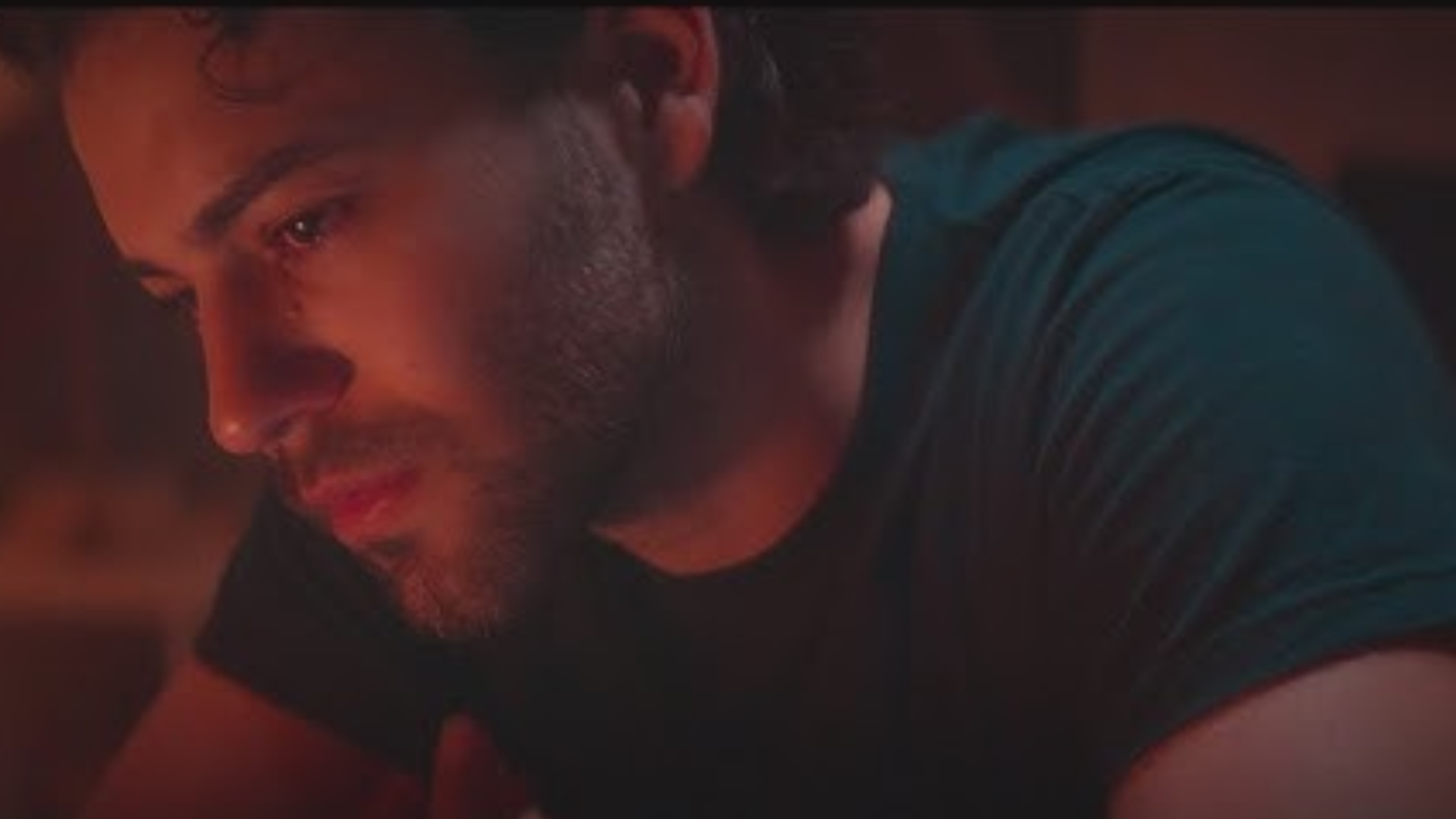 Agoney en el videoclip de 'Algún Día' | YouTube