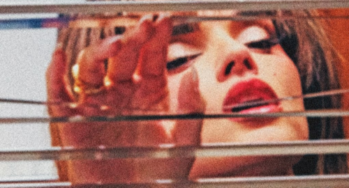 Melody publica su nuevo single «Alarma», acompañado de un videoclip con estética retro