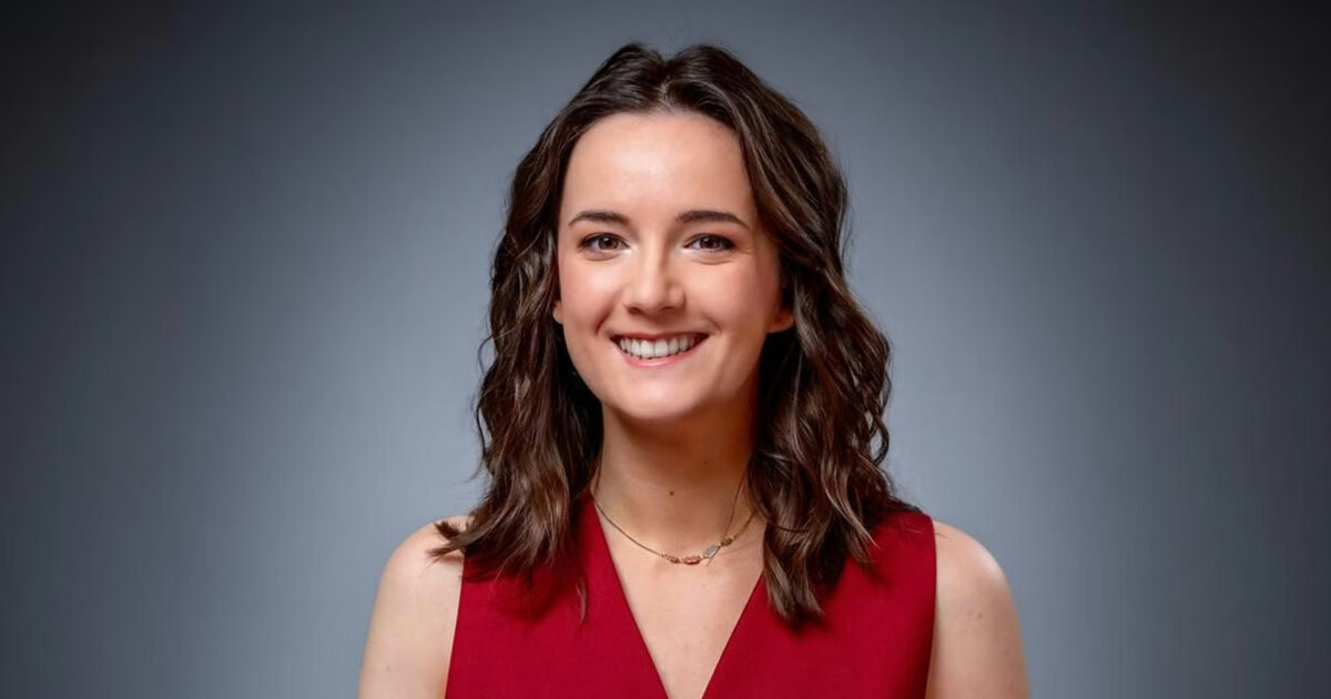 Emily Busvine, presentadora de la green room de Eurovisión 2026 | imagen: ORF