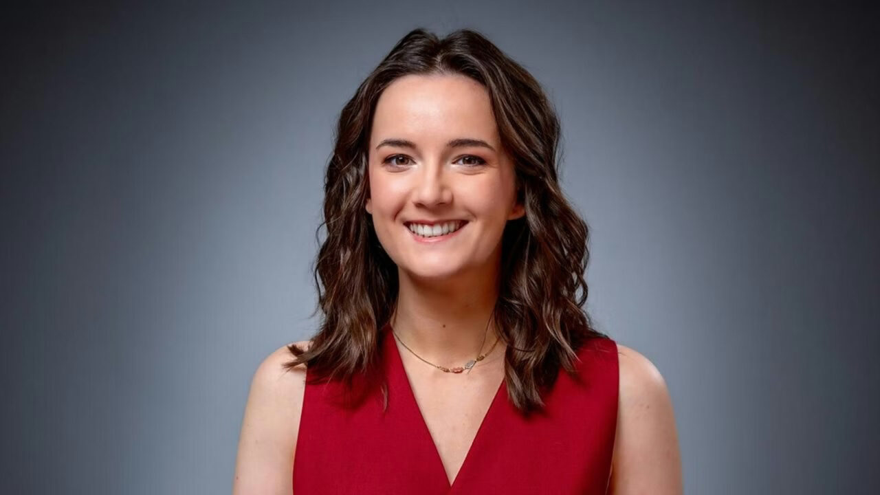 Emily Busvine, presentadora de la green room de Eurovisión 2026 | imagen: ORF