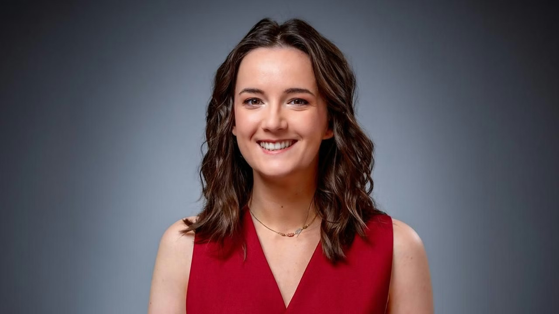 Emily Busvine, presentadora de la green room de Eurovisión 2026 | imagen: ORF