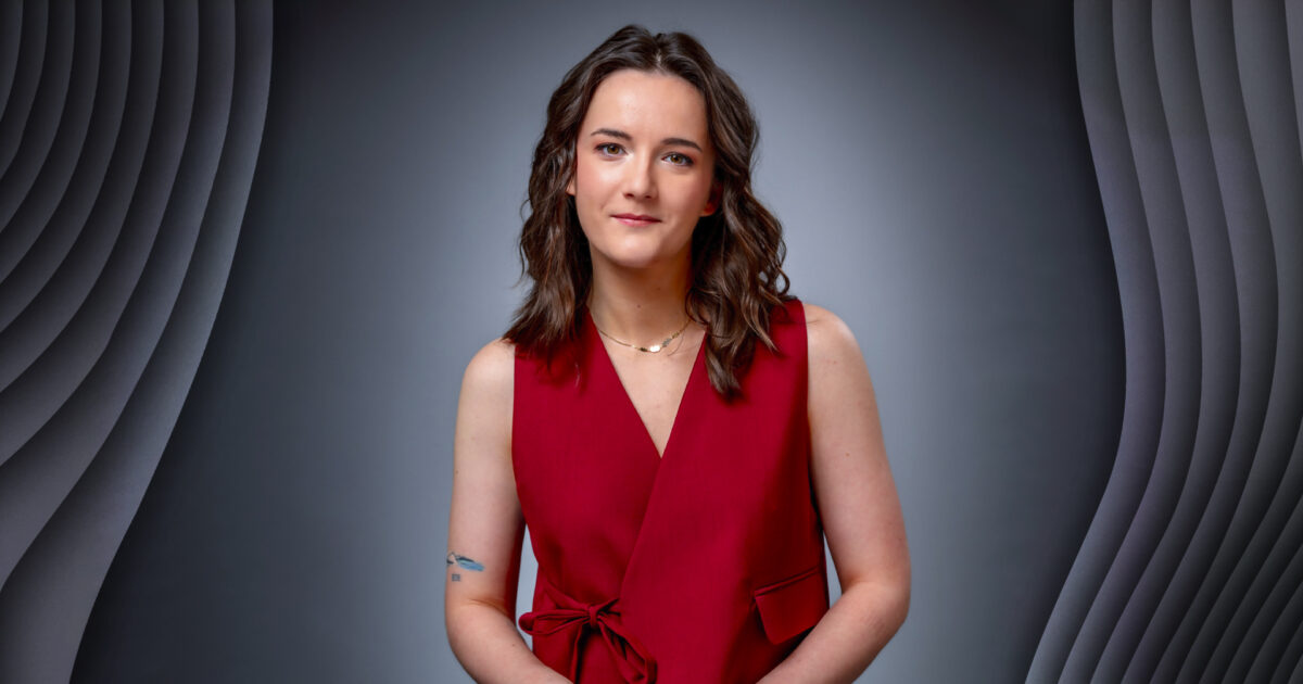 Emily Busvine, presentadora de la green room del Festival de Eurovisión 2026 | Imagen: ORF
