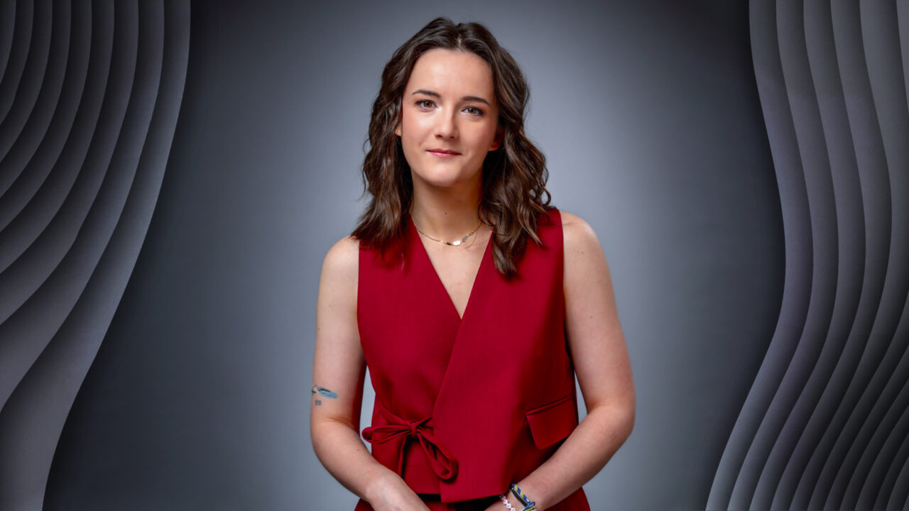 Emily Busvine, presentadora de la green room del Festival de Eurovisión 2026 | Imagen: ORF