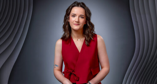 ¿Quién es Emily Busvine? Conoce a la presentadora de la green room del Festival de Eurovisión 2026