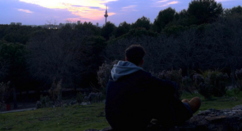 Xeinn estrena «Me matas», un tema pop sobre las relaciones que duelen pero enganchan