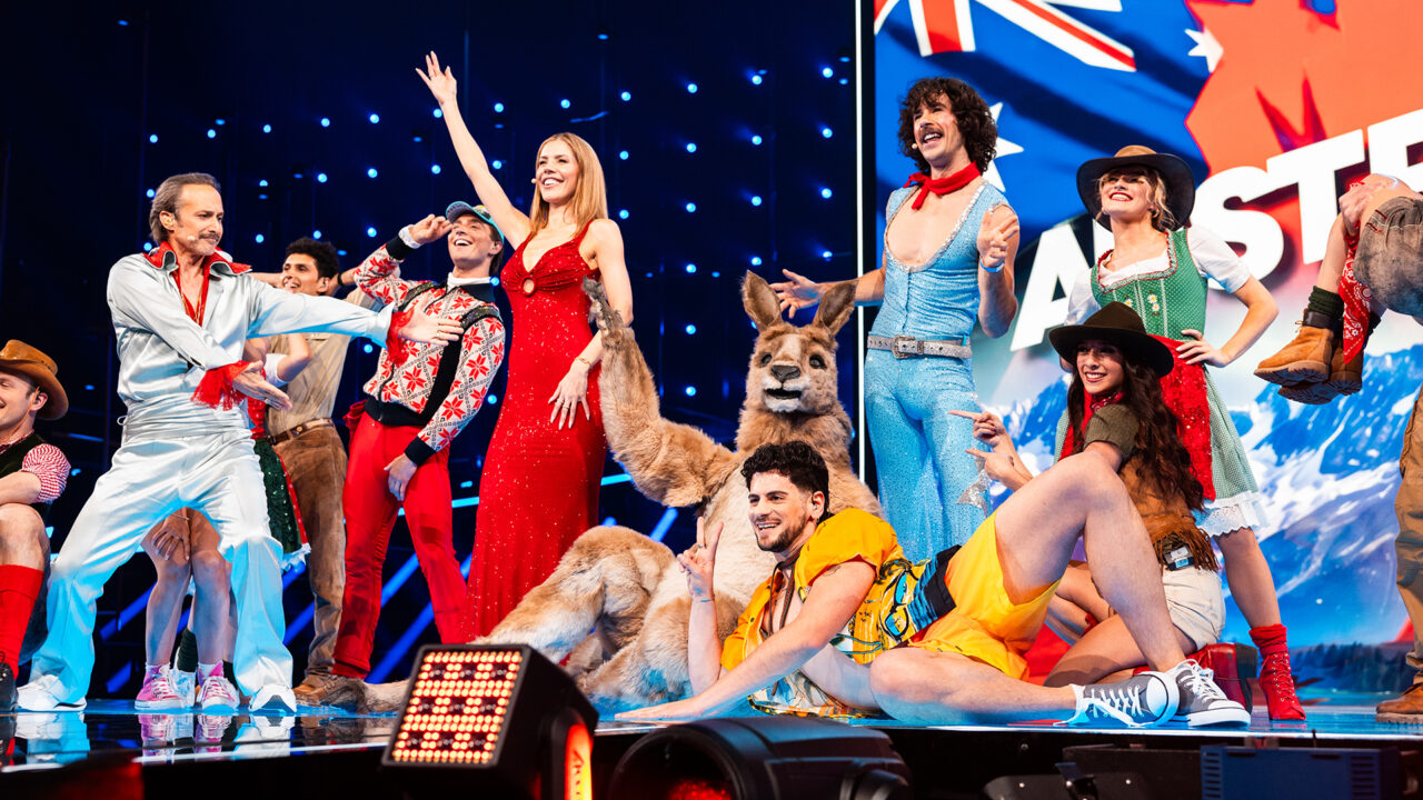 Victoria Swarovski, Michael Ostrowski y Go-Jo durante el interval act «Opposites» en la primera semifinal del Festival de Eurovisión 2026 | Imagen: Corinne Cumming - EBU