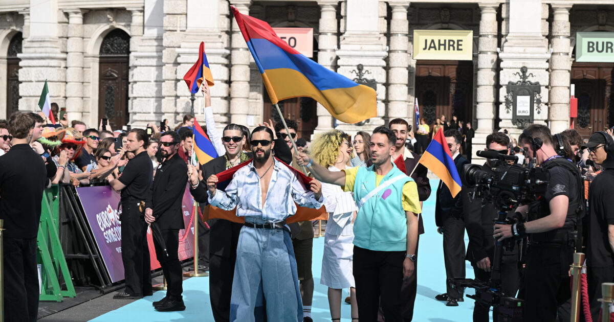 SIMÓN, representante de Armenia en el Festival de Eurovisión 2026, durante la alfombra turquesa de Viena | Imagen: Hans Leitner - ORF