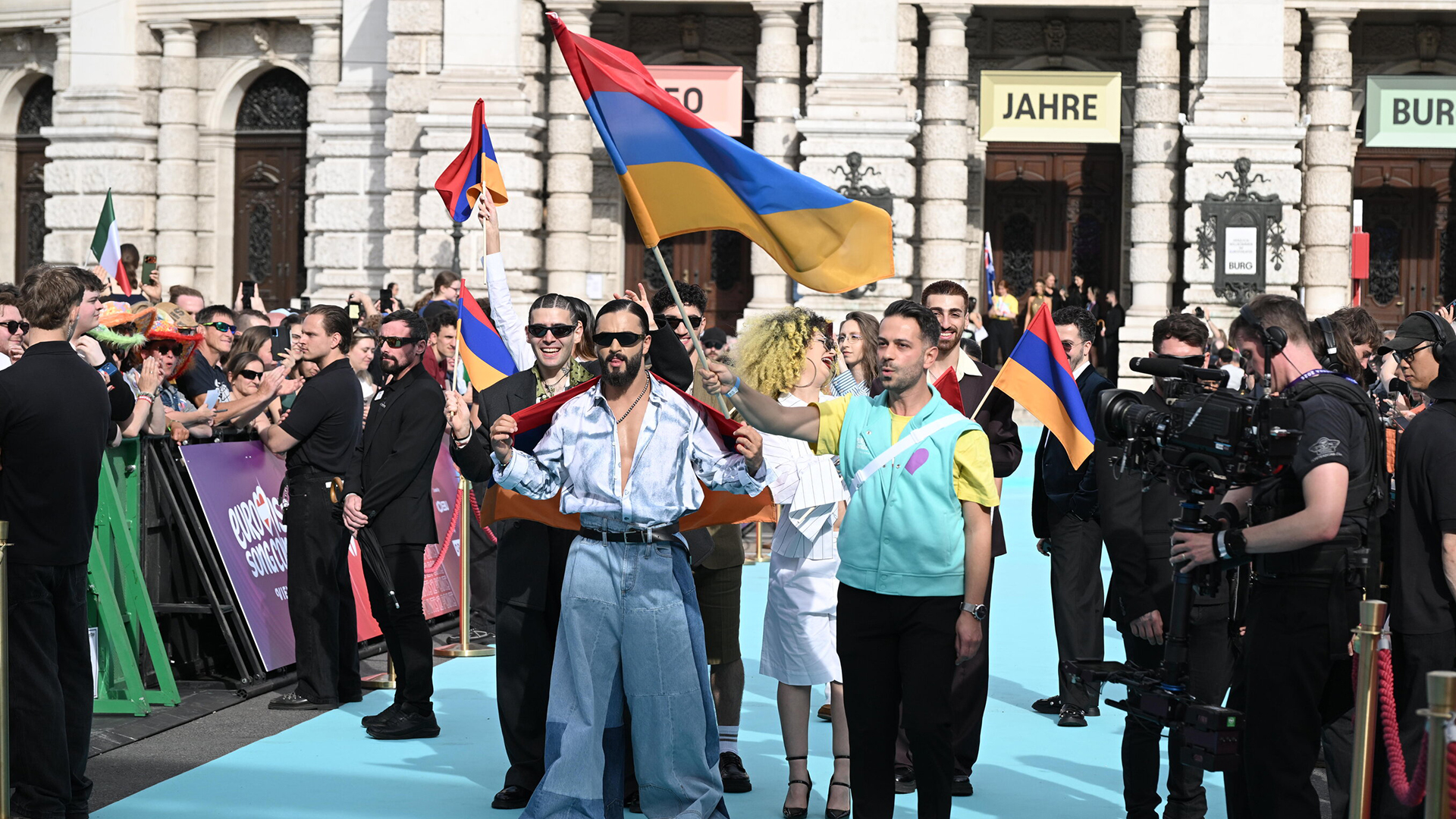 SIMÓN, representante de Armenia en el Festival de Eurovisión 2026, durante la alfombra turquesa de Viena | Imagen: Hans Leitner - ORF