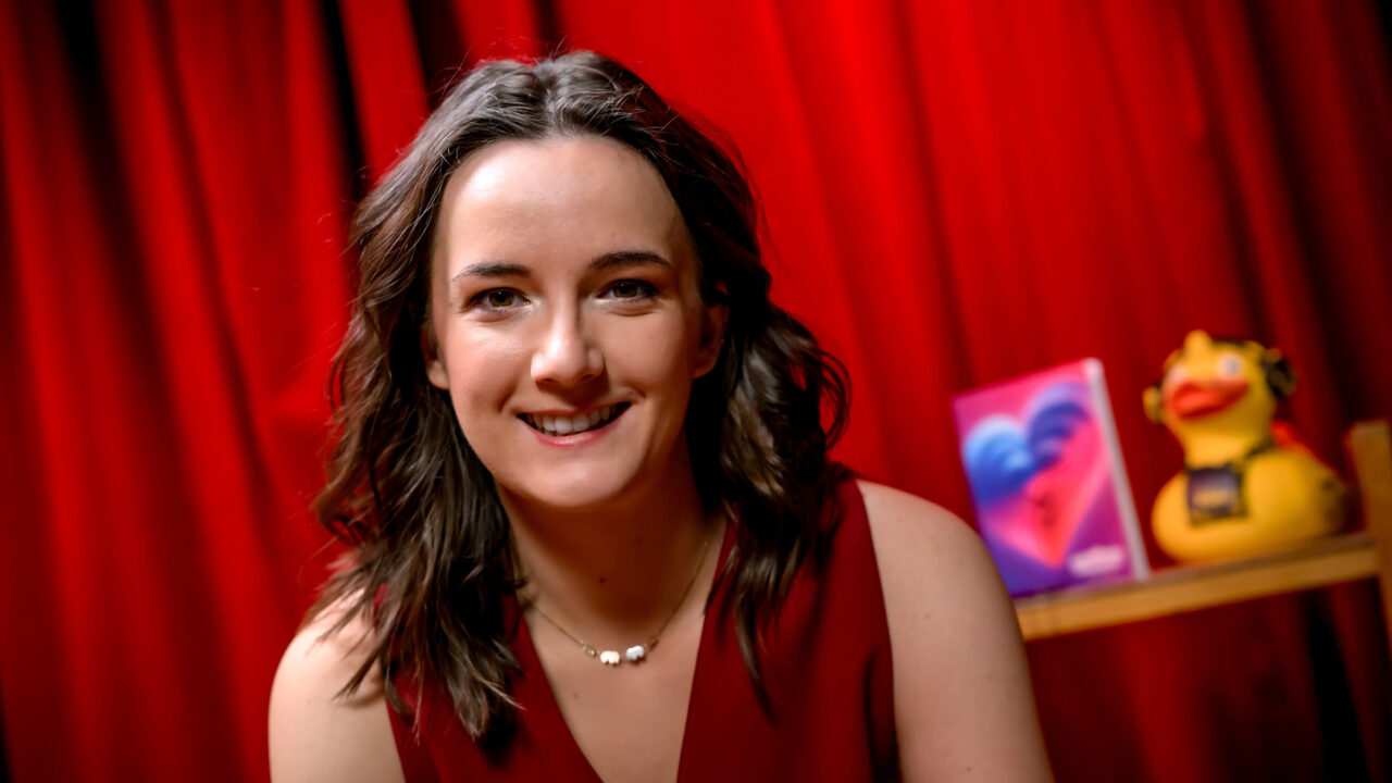 Emily Busvine, presentadora de la green room del Festival de Eurovisión 2026 | Imagen: ORF - Hans Leitner