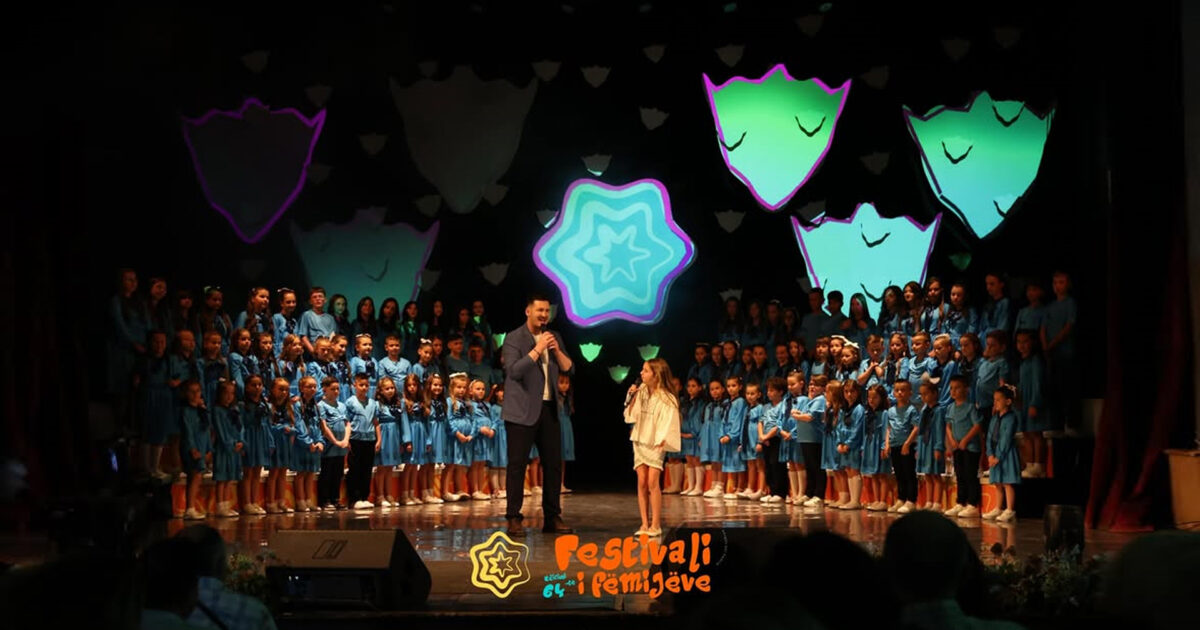 Isli Islam y Kroni Pula, presentadores del Festivali Mbarëkombëtar i Këngës për Fëmijë | Imagen: Festivali i Femijeve