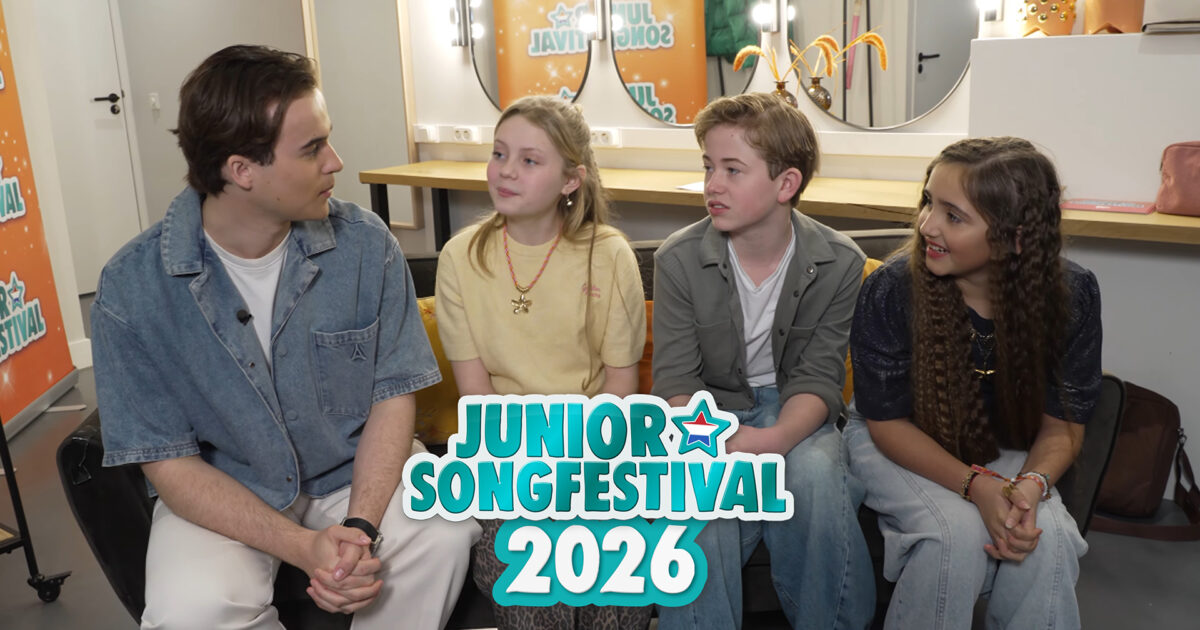 El presentador Niels Schlimback junto a Zoë, Sepp y Lynn | Imagen: AVOTROS