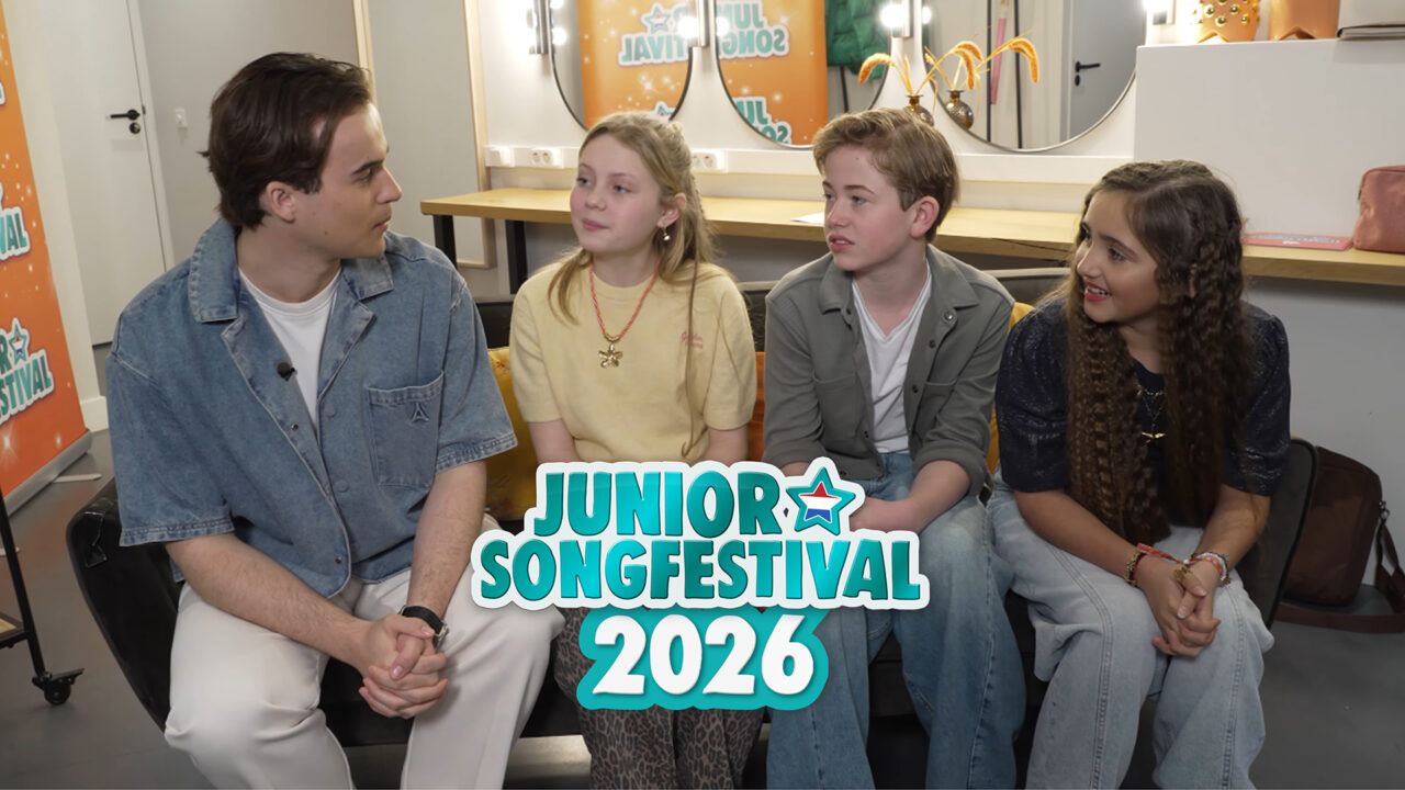 El presentador Niels Schlimback junto a Zoë, Sepp y Lynn | Imagen: AVOTROS