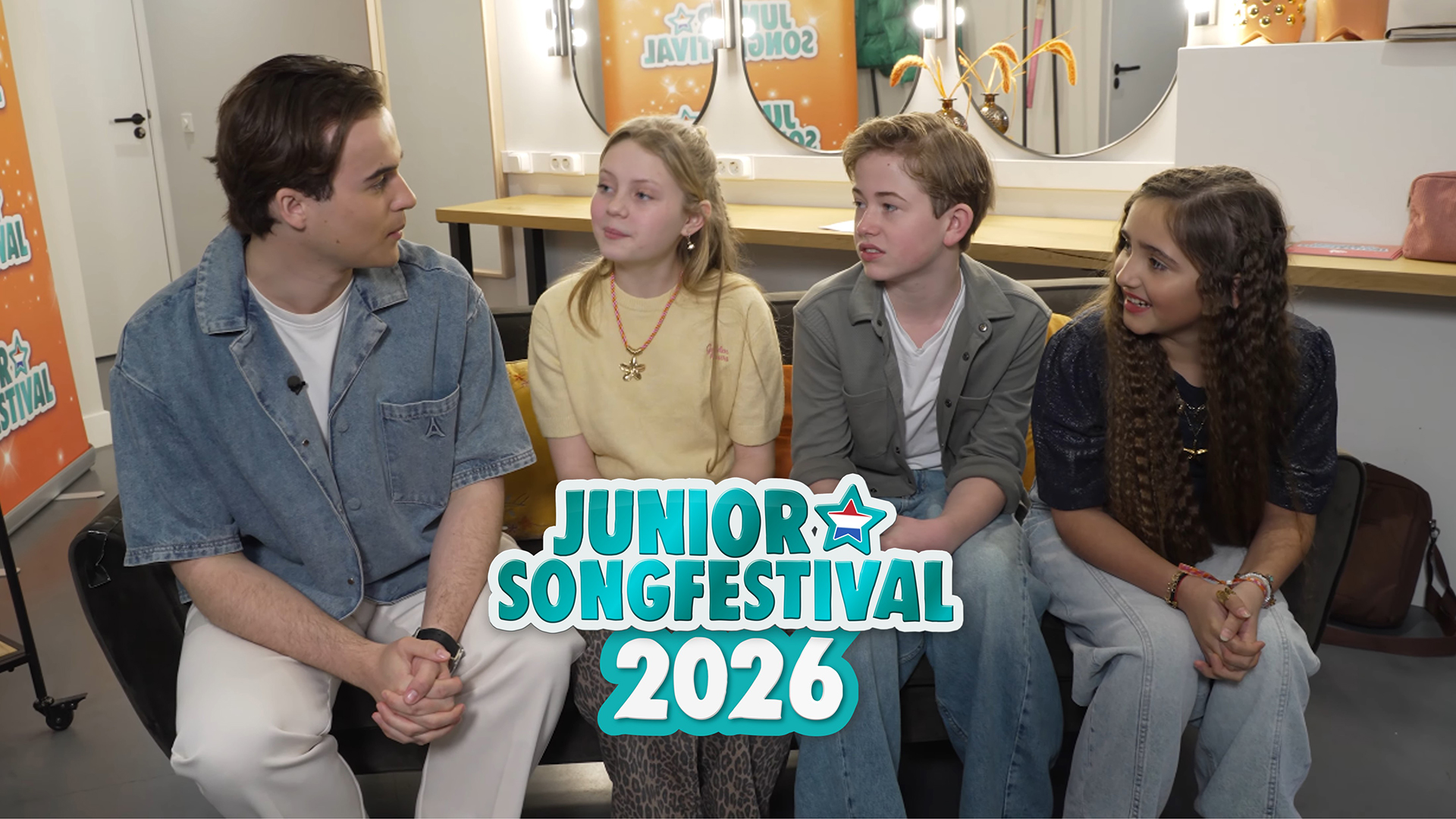 El presentador Niels Schlimback junto a Zoë, Sepp y Lynn | Imagen: AVOTROS