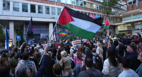 Manifestantes serbios protestan ante la sede de la emisora RTS exigiendo que se sumen al boicot a Eurovisión 2026