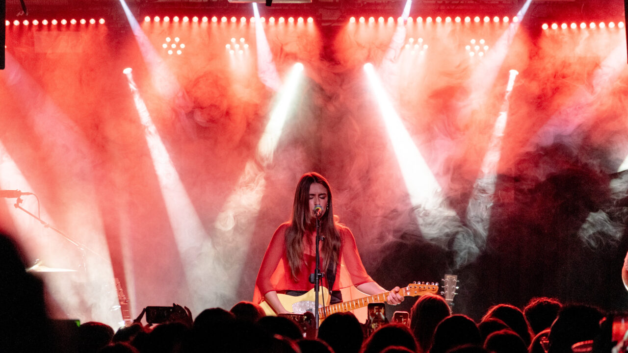 Elle Coves convierte Moby Dick en una noche íntima, familiar y luminosa en su regreso a Madrid