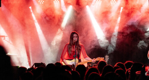Elle Coves convierte Moby Dick en una noche íntima, familiar y luminosa en su regreso a Madrid