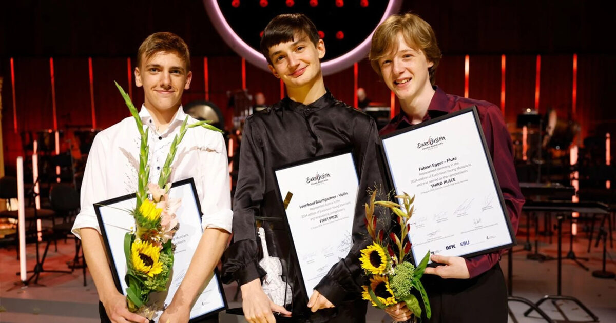 Hugo Svedberg (Suecia), el ganador Leonhard Baumgartner (Austria) y Fabian Egger (Alemania) en el Festival de Eurovisión de Jóvenes Músicos 2024 en Bodø (Noruega) | Imagen: Nima Taheri - NRK