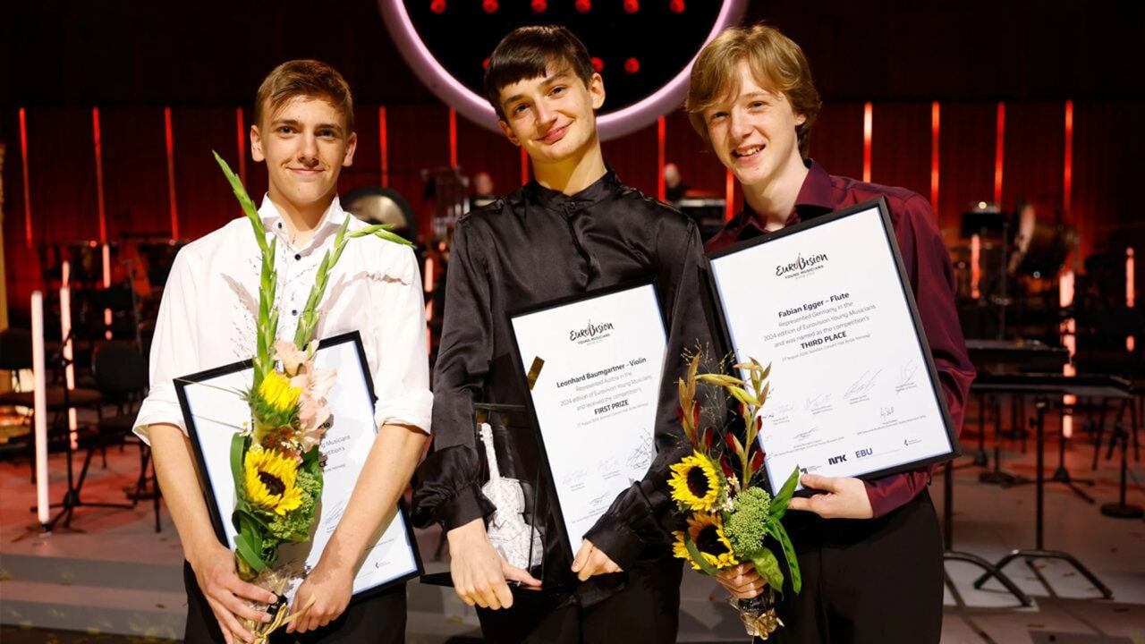 Hugo Svedberg (Suecia), el ganador Leonhard Baumgartner (Austria) y Fabian Egger (Alemania) en el Festival de Eurovisión de Jóvenes Músicos 2024 en Bodø (Noruega) | Imagen: Nima Taheri - NRK