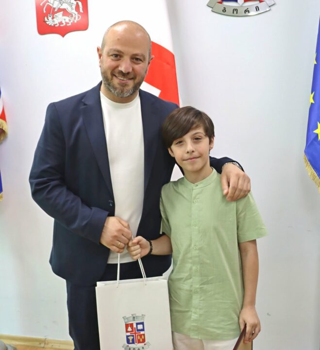 Davit Lomidze con representantes del Ayuntamiento de Gori | Imagen: Ayuntamiento de Gori