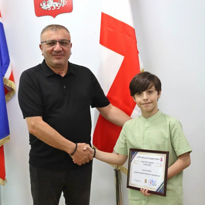 Davit Lomidze con representantes del Ayuntamiento de Gori | Imagen: Ayuntamiento de Gori