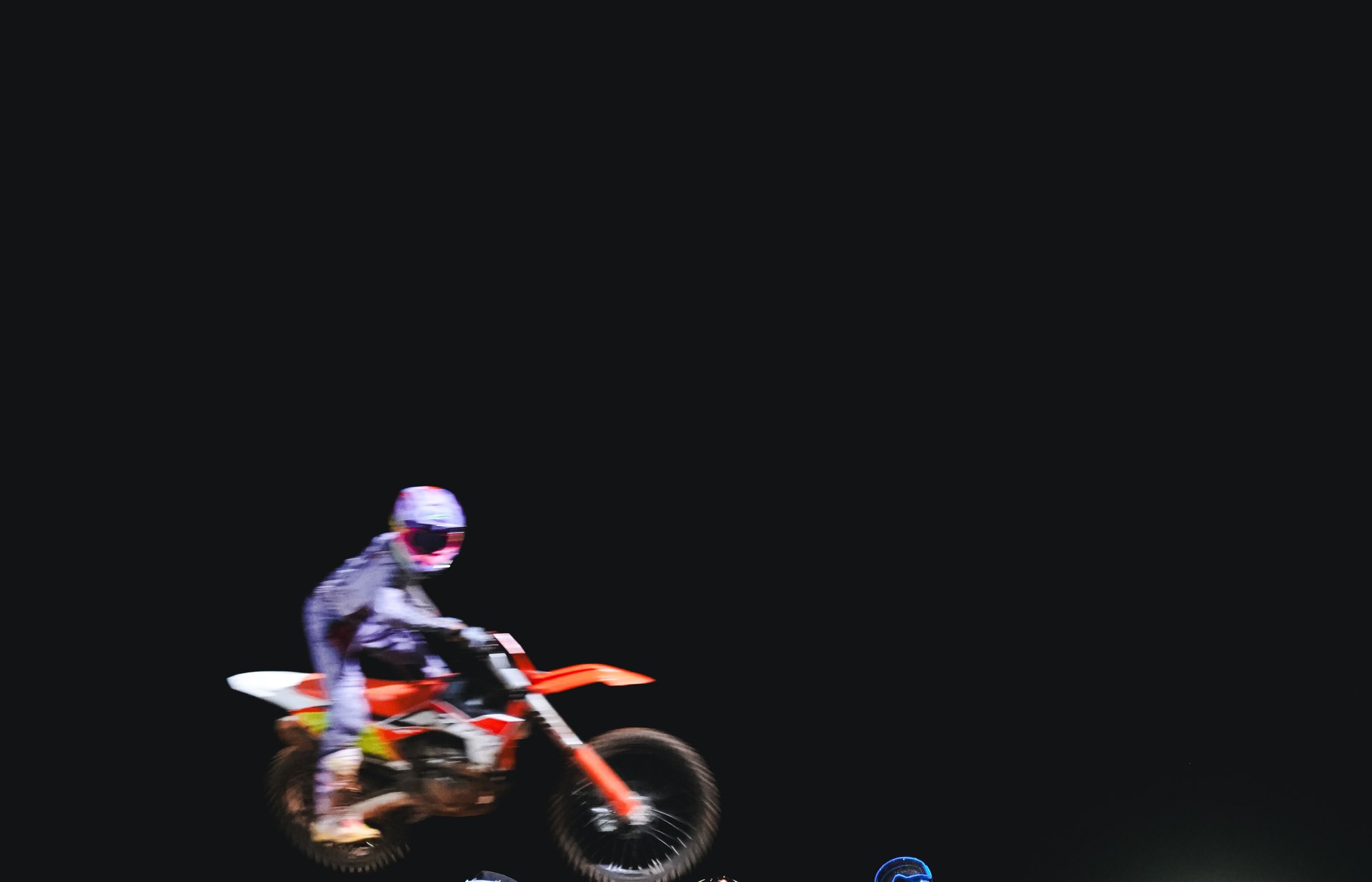 Artistas y un motorista, en una imagen promocional del videoclip de «La Gerencia Remix» | Imagen: Clickbait PR