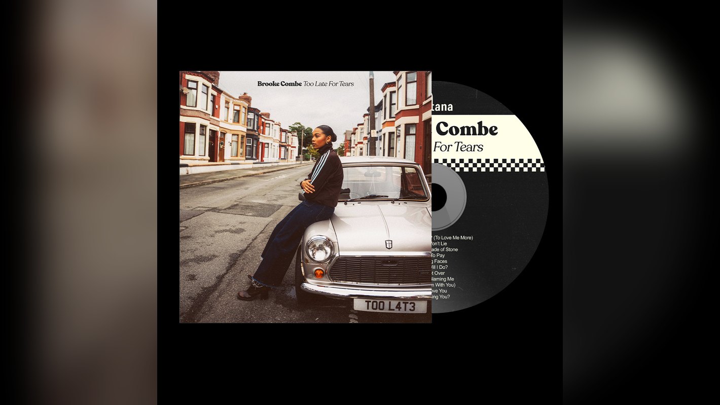 Brooke Combe, en la portada de Too Late For Tears junto al diseño del CD | Imagen: Universal Music