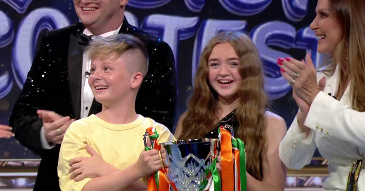 Caleb Kirwan y Naomi Gribben, representantes de Irlanda en Eurovisión Junior 2026 | Imagen: TG4