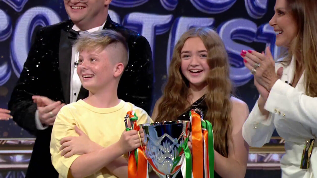 Caleb Kirwan y Naomi Gribben, representantes de Irlanda en Eurovisión Junior 2026 | Imagen: TG4