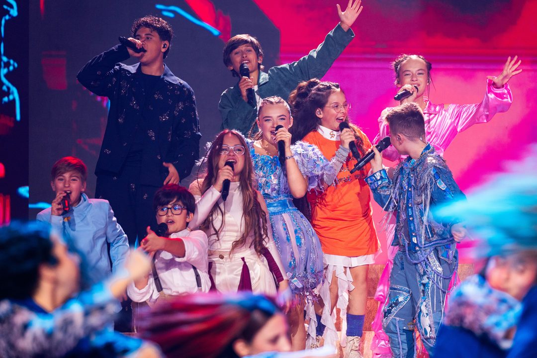 Los artistas del Festival de Eurovisión Junior 2026 interpretando la canción grupal «Join The Festa» | Imagen: Corinne Cumming - EBU