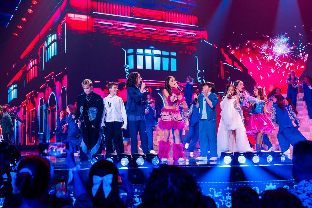 Los artistas del Festival de Eurovisión Junior 2026 interpretando la canción grupal «Join The Festa» | Imagen: Corinne Cumming - EBU