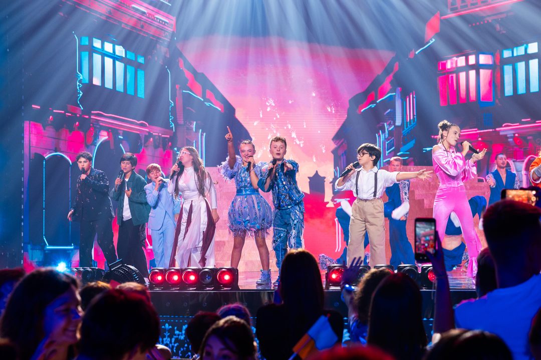 Los artistas del Festival de Eurovisión Junior 2026 interpretando la canción grupal «Join The Festa» | Imagen: Corinne Cumming - EBU