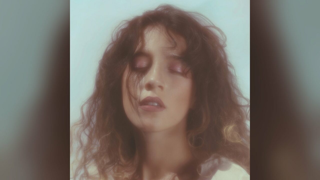 Dani Dicostas, en la portada de su primer single, «Mira» (2019) | Imagen: Silvia Coca - El Volcán Música