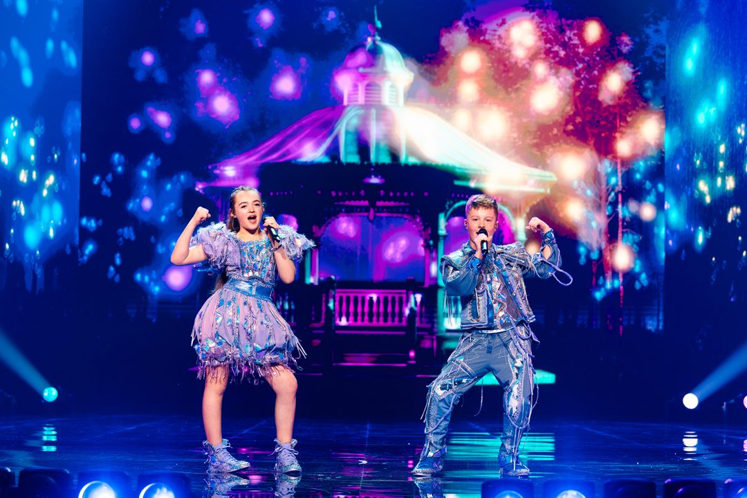 Caleb Kirwan & Naomi Gribben (Irlanda) en su primer ensayo individual en el Festival de Eurovisión Junior 2026 | Imagen: Corinne Cumming - EBU