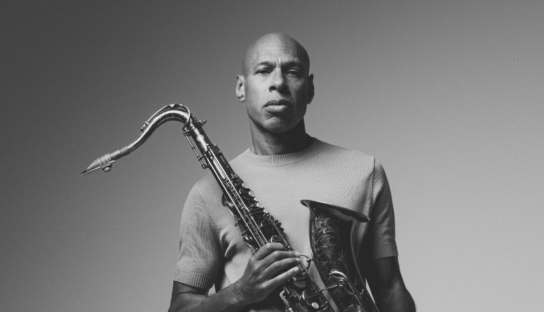 Joshua Redman, en una imagen promocional con su saxofón | Imagen: Universal Music