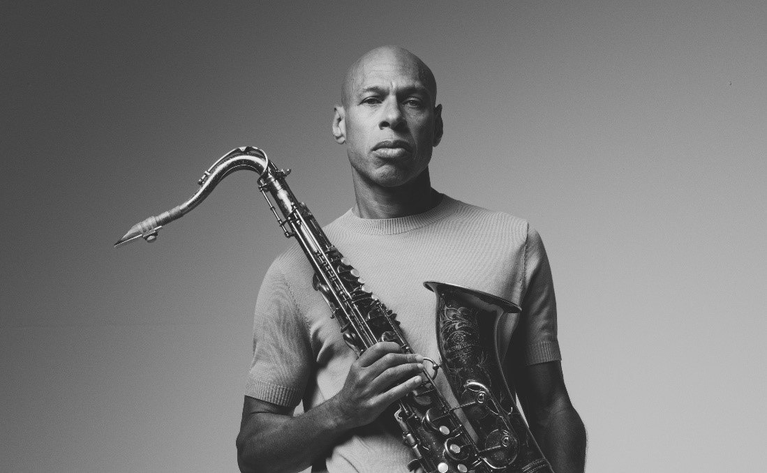 Joshua Redman, en una imagen promocional con su saxofón | Imagen: Universal Music