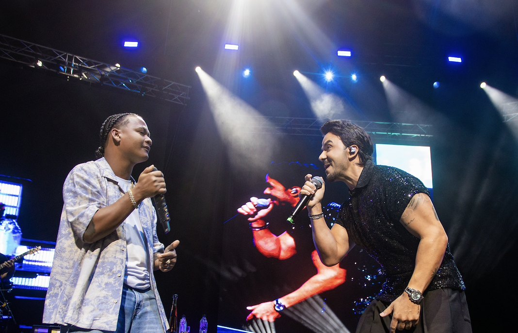 Luis Fonsi y Dalvin La Melodía, durante su actuación conjunta en el Hard Rock Live | Imagen: Universal Music Latino