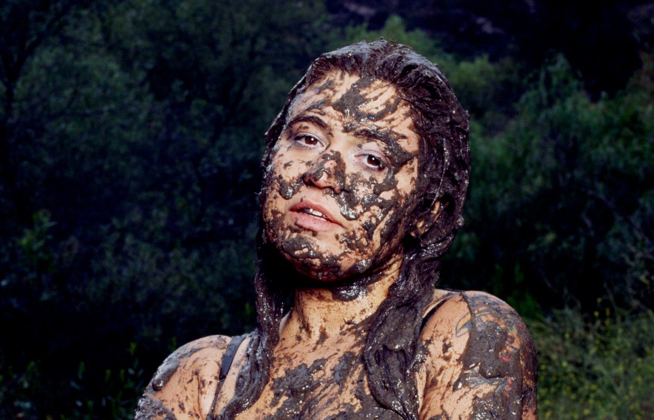 Remi Wolf, en una imagen promocional de su álbum Mud | Imagen: Zachary Gray - Universal Music Spain